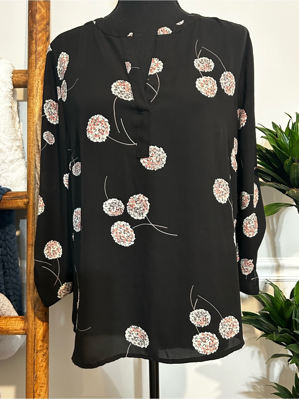 Daniel Rainn Black Floral Cluster V-Neck Tunic Size Large